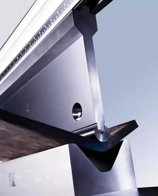 需要重型沖頭架、大半徑沖頭和重型 60 度模具來彎曲這種厚HSS