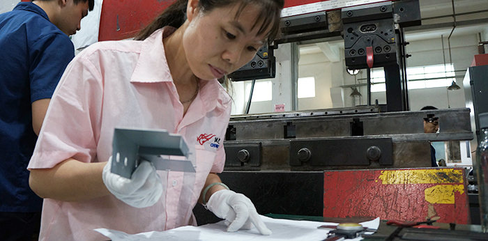 誠瑞豐中厚板鈑金加工時全員參與品質檢查