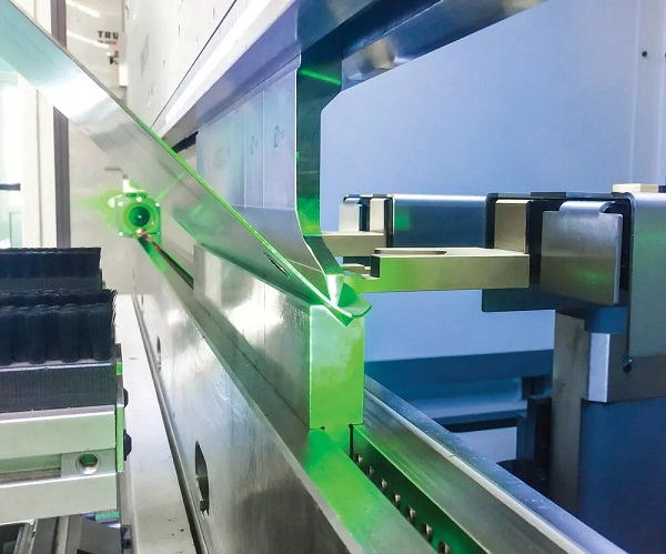 凸度系統或撓度補償有助于彎曲長度超過 40 到 60 英寸的零件。對于較短的彎曲長度，撓度可能不顯著