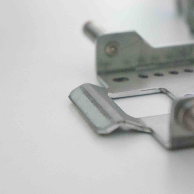 鍍鋁鋅鎂板五金沖壓件細節